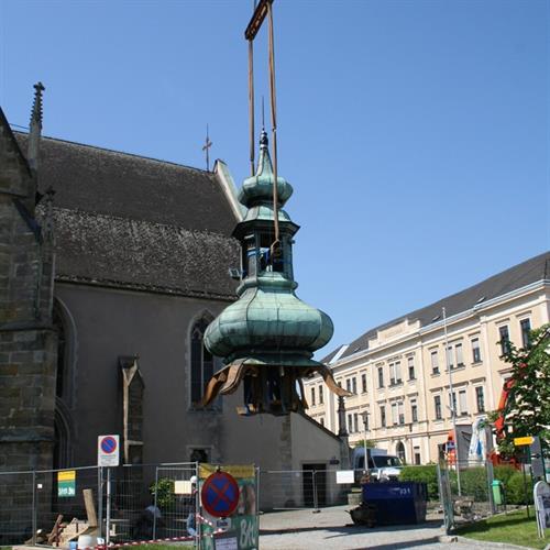 Turm der Stadtpfarrkirche nimmt den Helm ab