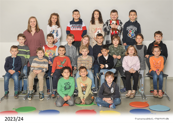 Eine Gruppe von Kindern posiert für ein Foto